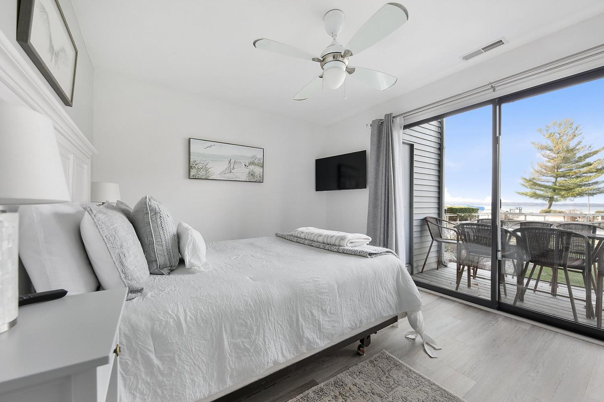 Gorgeous 2 Bedroom Lake View Condo 特拉弗斯城 外观 照片
